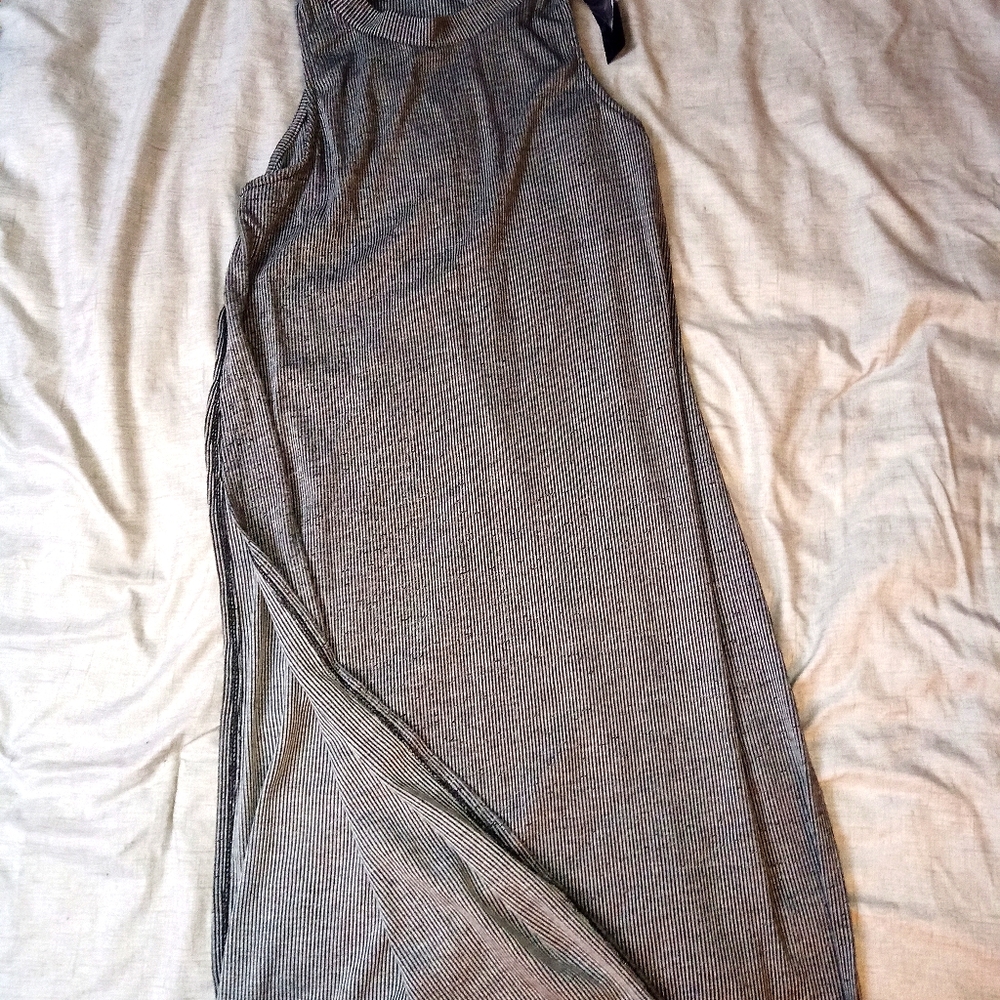 Sleeveless long dress shirt with side splits